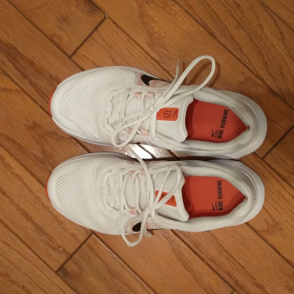Nike Run Swift tennis shoes